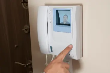 Servicio tecnico de interfono instalado en una zona de edificios